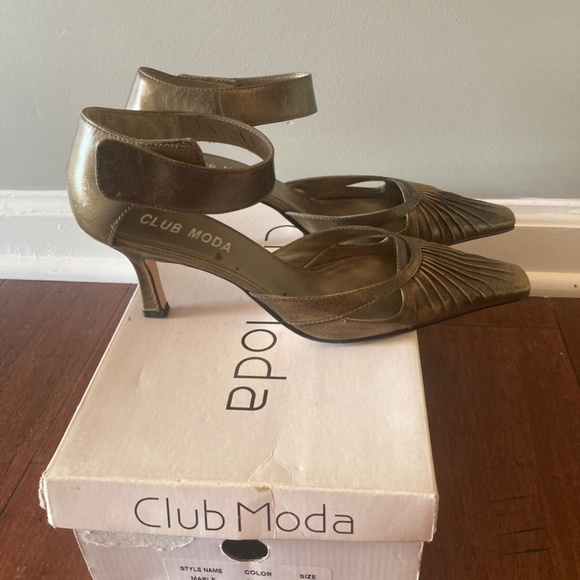 Club Moda size 8 heels - Picture 2 of 3